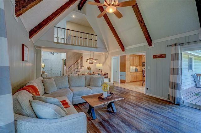 9760 W 101st Terrace, Overland Park, KS 66212