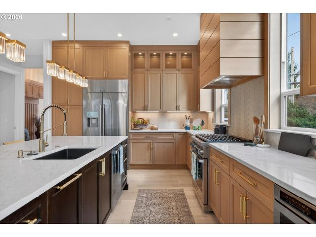 1864 Sw Dickinson Ln, Portland, OR 97219