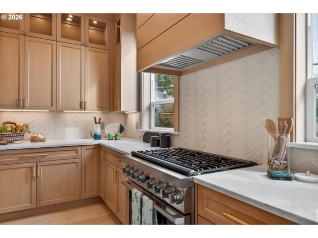 1864 Sw Dickinson Ln, Portland, OR 97219