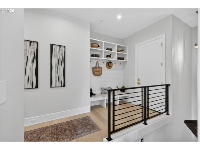 1864 Sw Dickinson Ln, Portland, OR 97219