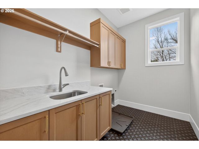 1864 Sw Dickinson Ln, Portland, OR 97219