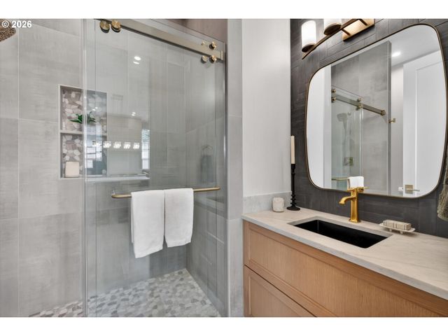 1864 Sw Dickinson Ln, Portland, OR 97219