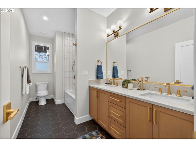 1864 Sw Dickinson Ln, Portland, OR 97219