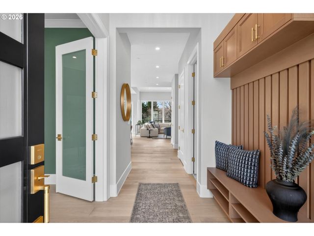 1864 Sw Dickinson Ln, Portland, OR 97219