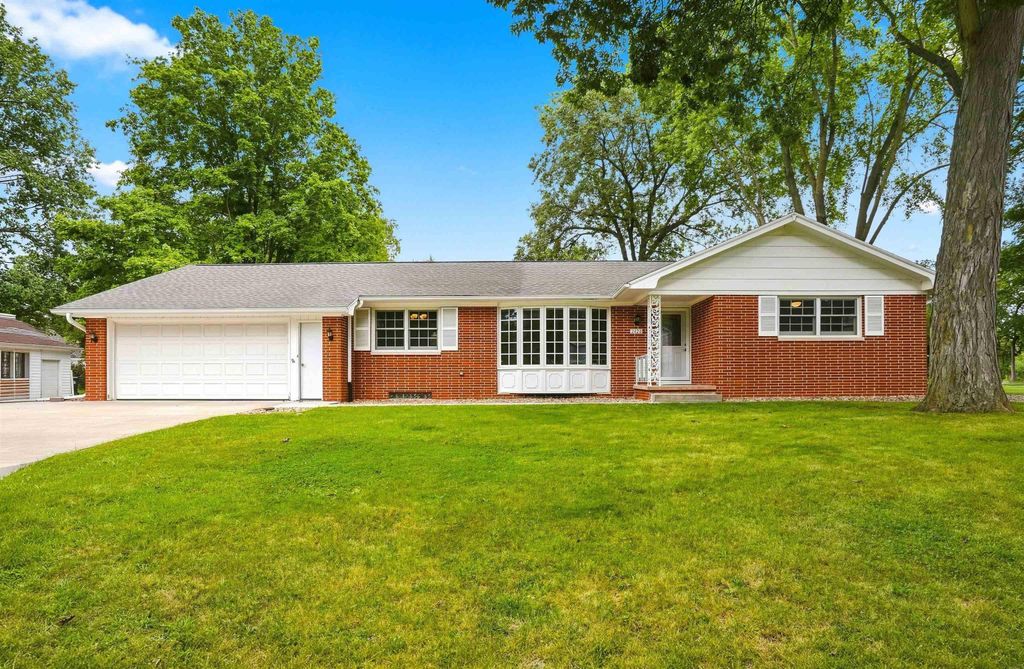 2428 Willow Lane, Cedar Falls, IA 50613