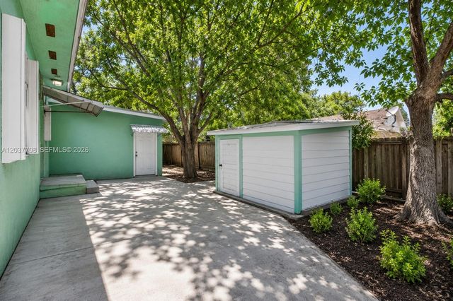 3039 NW 43rd Ter, Miami, FL 33142