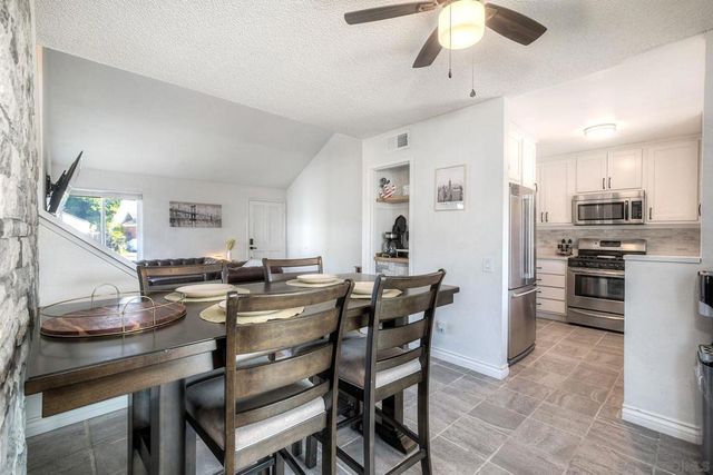 813 Sunningdale Dr, Oceanside, CA 92057