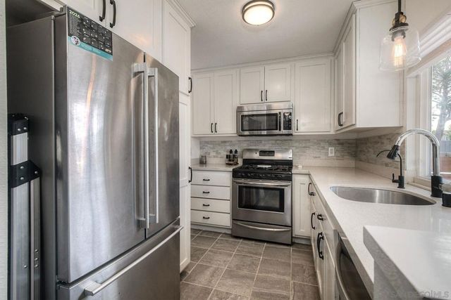 813 Sunningdale Dr, Oceanside, CA 92057