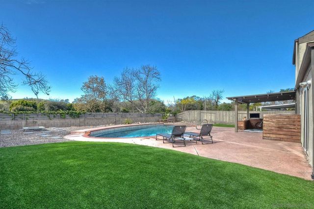 813 Sunningdale Dr, Oceanside, CA 92057