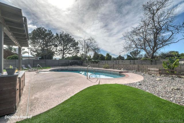 813 Sunningdale Dr, Oceanside, CA 92057