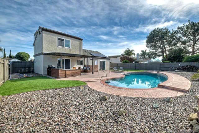 813 Sunningdale Dr, Oceanside, CA 92057