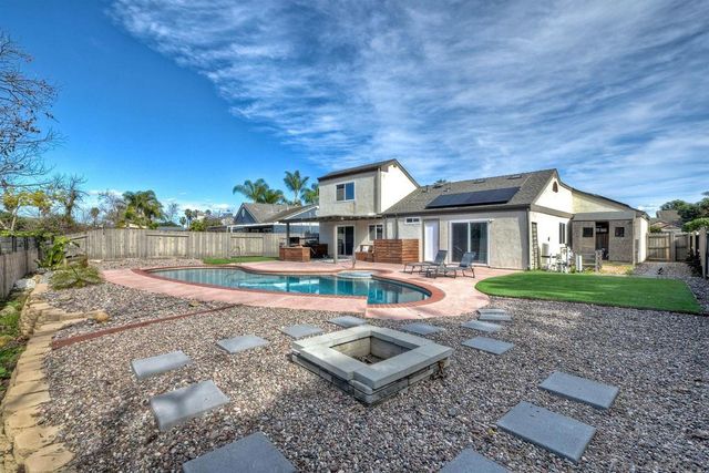 813 Sunningdale Dr, Oceanside, CA 92057