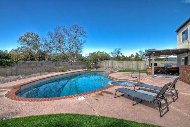 813 Sunningdale Dr, Oceanside, CA 92057