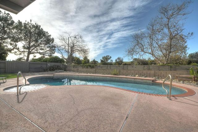 813 Sunningdale Dr, Oceanside, CA 92057