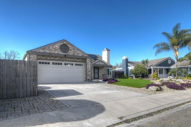 813 Sunningdale Dr, Oceanside, CA 92057