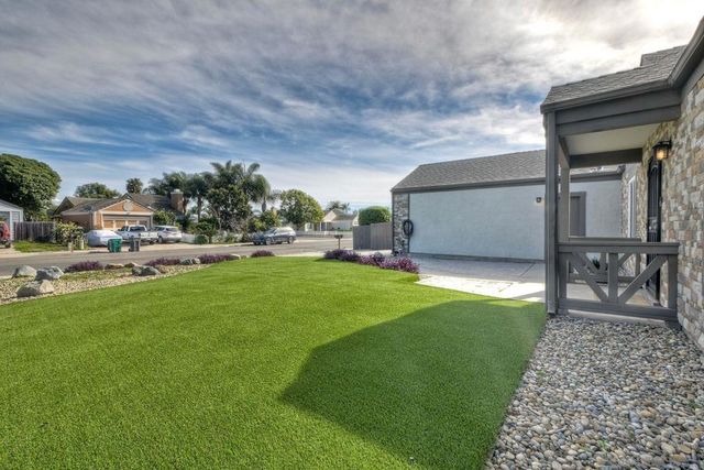 813 Sunningdale Dr, Oceanside, CA 92057