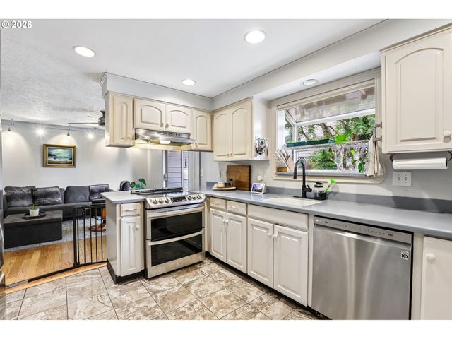 17310 TIMOTHY Way, Gladstone, OR 97027