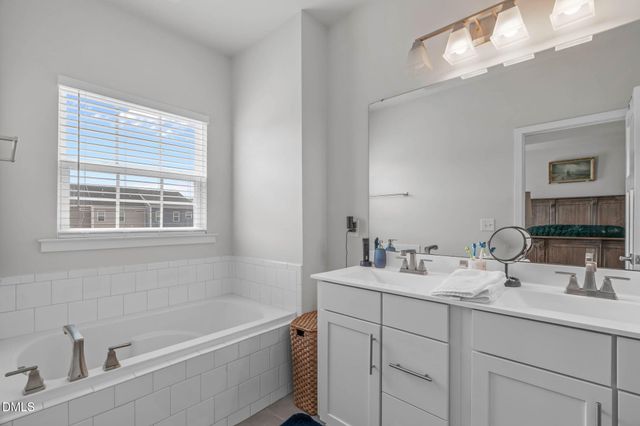 1092 Ambergate Station, Apex, NC 27502