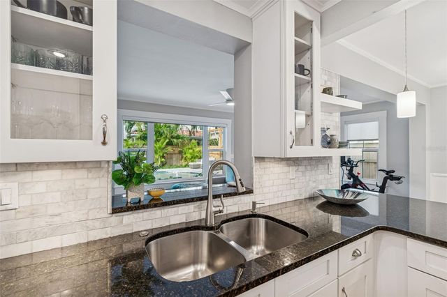 2527 W WATROUS AVENUE, Tampa, FL 33629