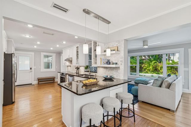 2527 W WATROUS AVENUE, Tampa, FL 33629