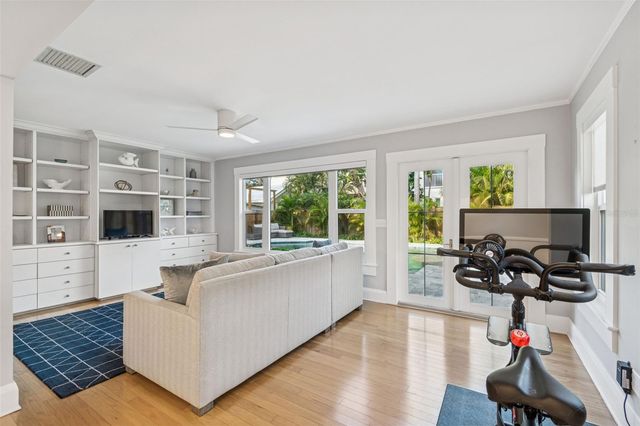 2527 W WATROUS AVENUE, Tampa, FL 33629