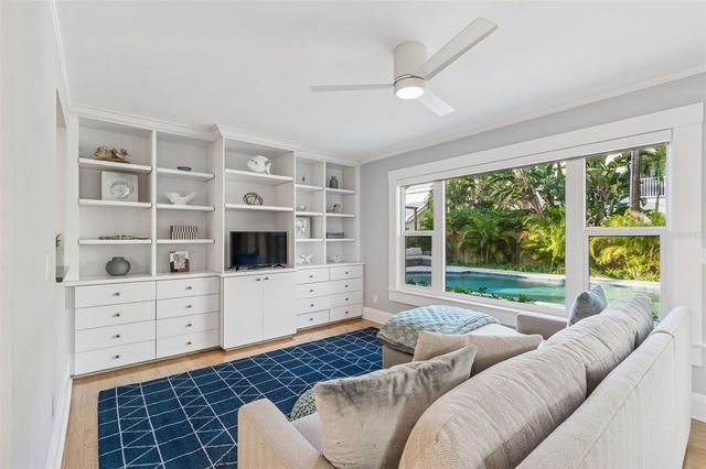 2527 W WATROUS AVENUE, Tampa, FL 33629