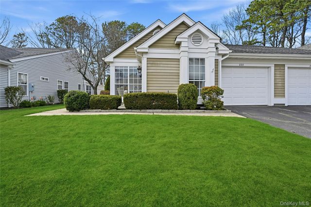 233 Glen Drive 233, Ridge, NY 11961