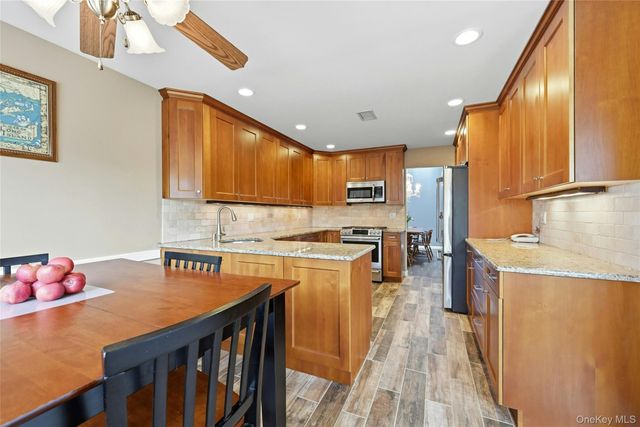 233 Glen Drive 233, Ridge, NY 11961