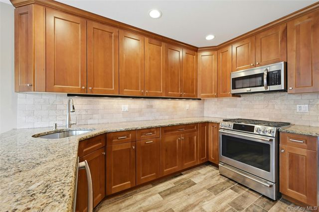 233 Glen Drive 233, Ridge, NY 11961