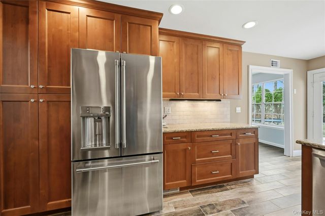 233 Glen Drive 233, Ridge, NY 11961