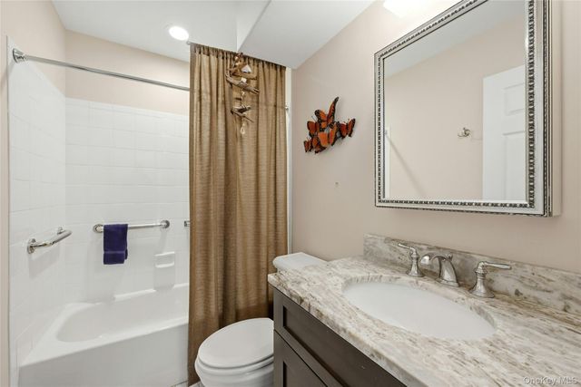 233 Glen Drive 233, Ridge, NY 11961