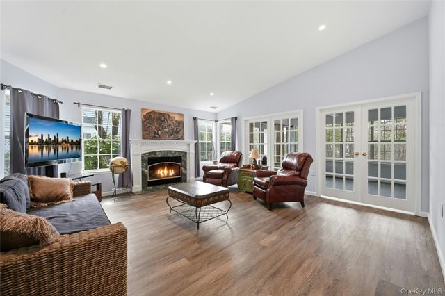 233 Glen Drive 233, Ridge, NY 11961