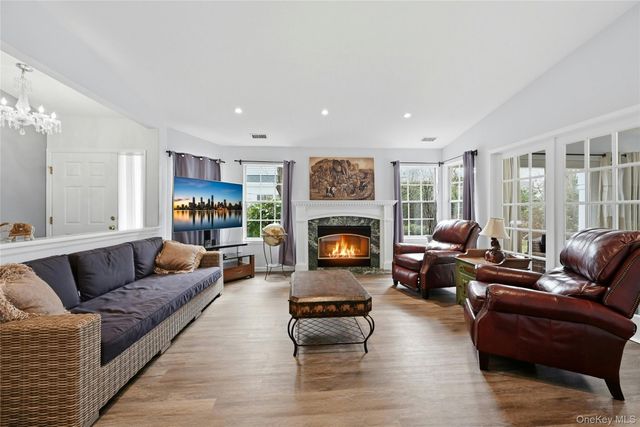 233 Glen Drive 233, Ridge, NY 11961