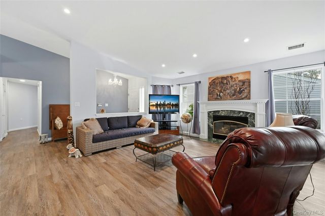 233 Glen Drive 233, Ridge, NY 11961