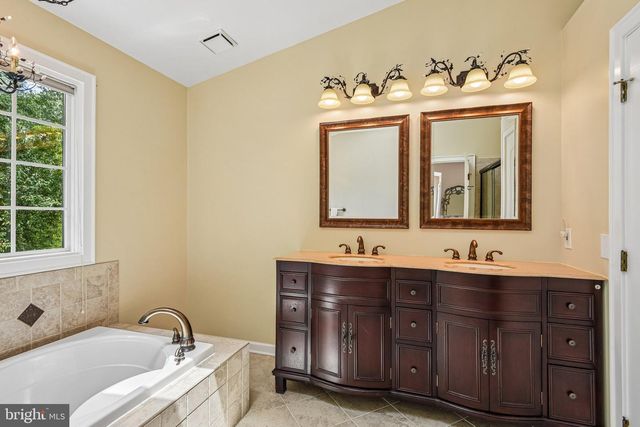 4014 DOGBERRY LN, Fairfax, VA 22033