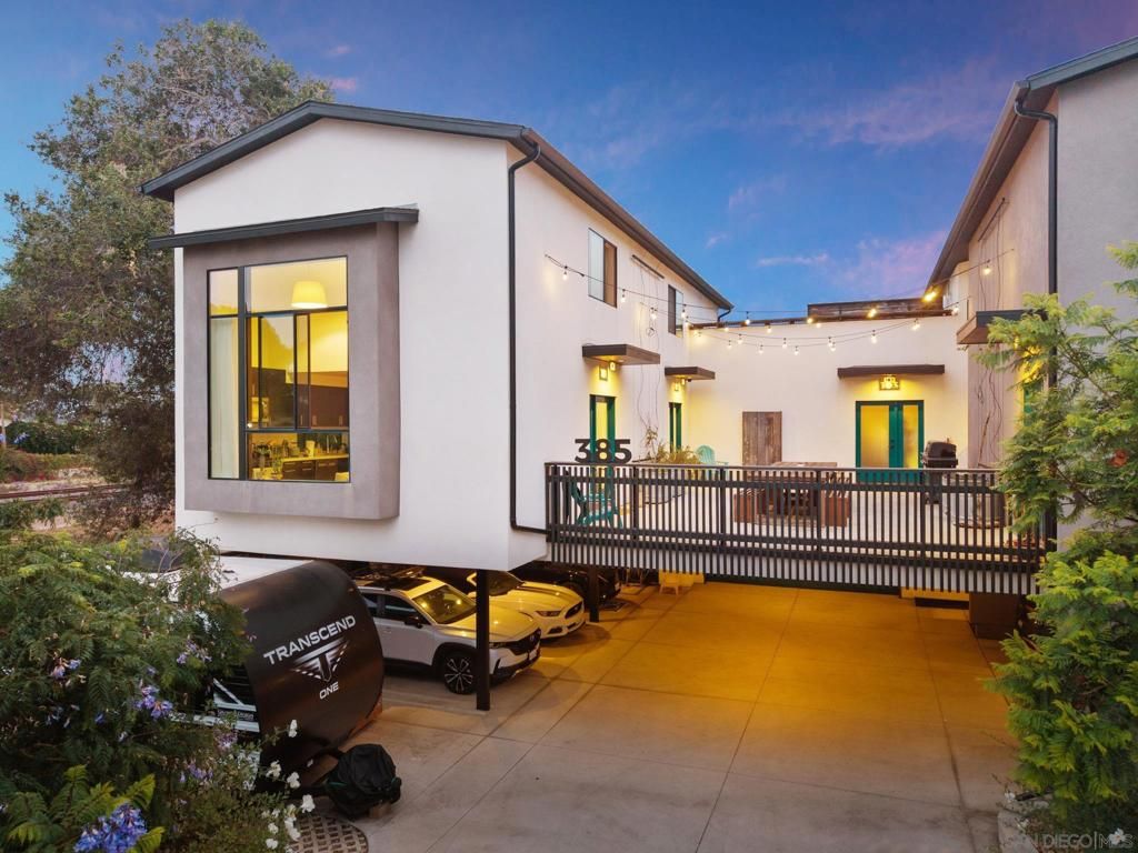 Image 4 of property listing at 385 Juniper, Carlsbad, CA 92008