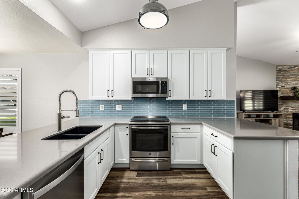 Image 10 of property listing at 2330 W MYRTLE Drive, Chandler, AZ 85248