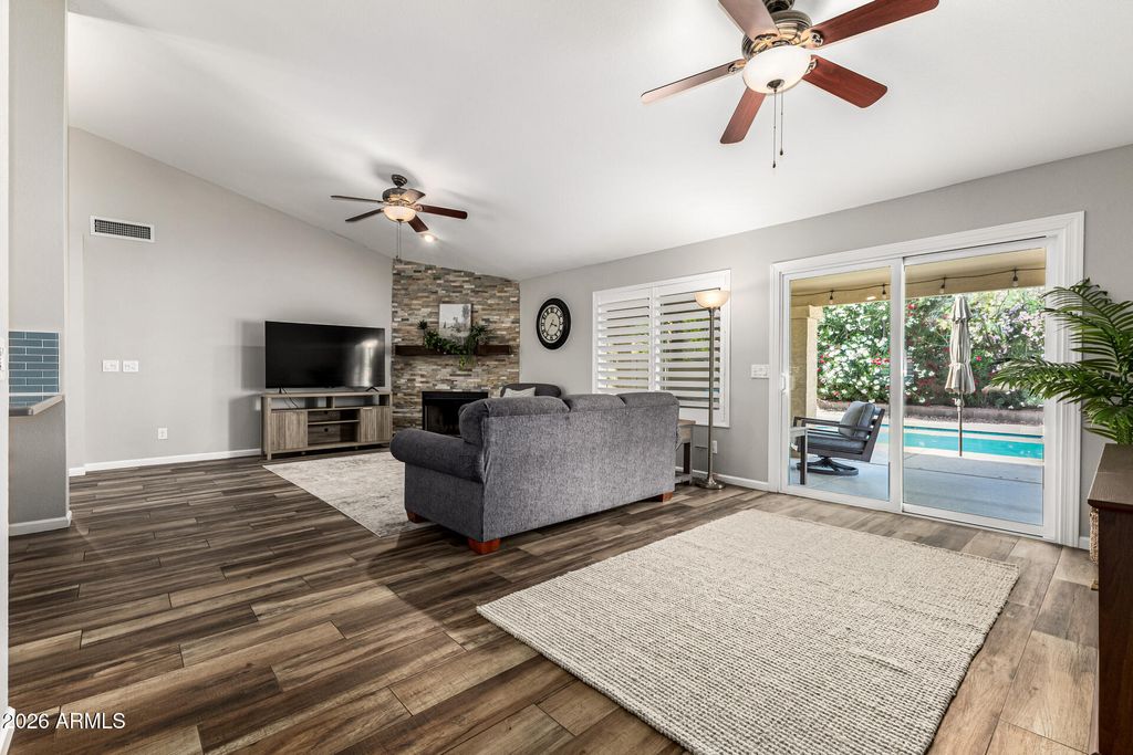 Image 7 of property listing at 2330 W MYRTLE Drive, Chandler, AZ 85248