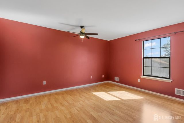 38 Foxhall Common, Middlesex, NJ 08846