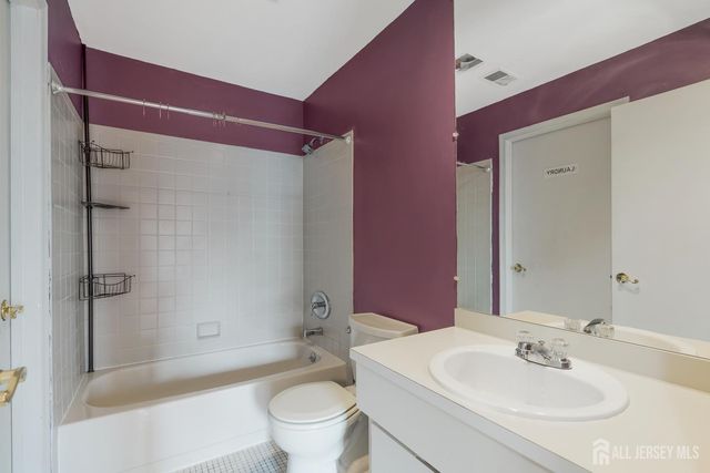 38 Foxhall Common, Middlesex, NJ 08846