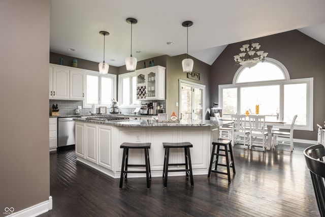 9904 Oak Ridge Drive, Zionsville, IN 46077