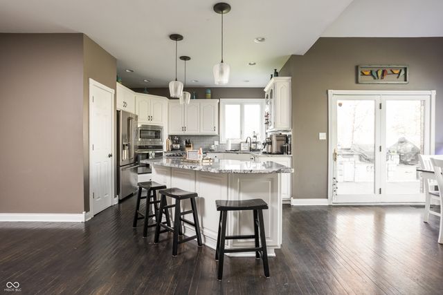 9904 Oak Ridge Drive, Zionsville, IN 46077