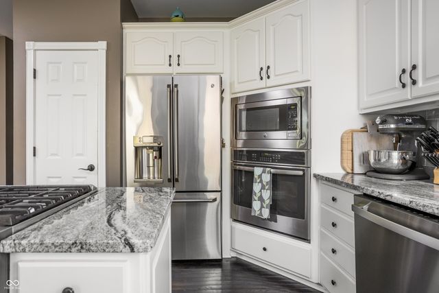 9904 Oak Ridge Drive, Zionsville, IN 46077