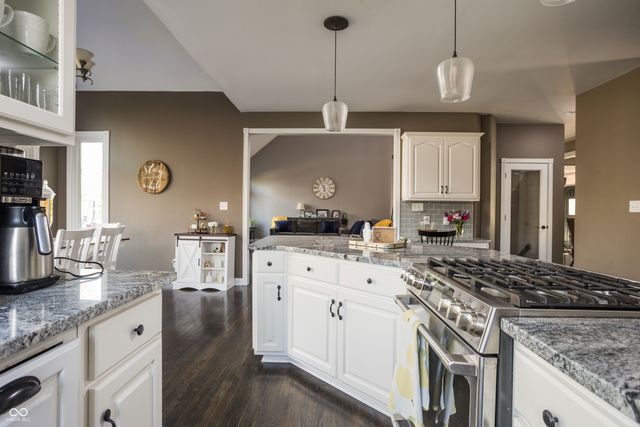 9904 Oak Ridge Drive, Zionsville, IN 46077