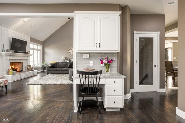 9904 Oak Ridge Drive, Zionsville, IN 46077
