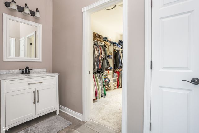 9904 Oak Ridge Drive, Zionsville, IN 46077