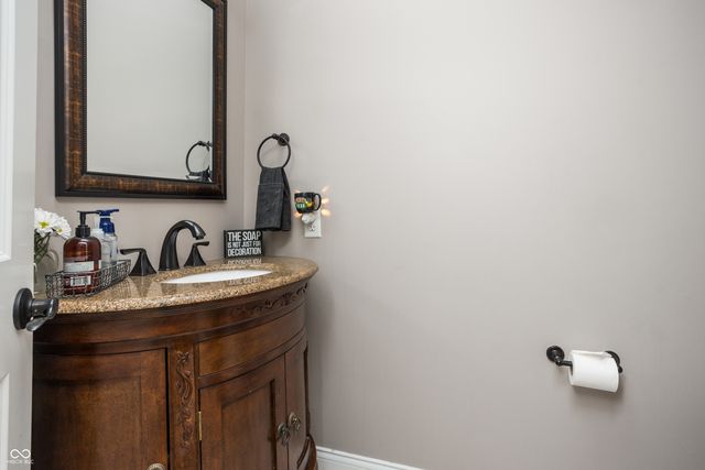 9904 Oak Ridge Drive, Zionsville, IN 46077