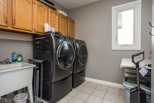 9904 Oak Ridge Drive, Zionsville, IN 46077