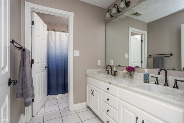 9904 Oak Ridge Drive, Zionsville, IN 46077