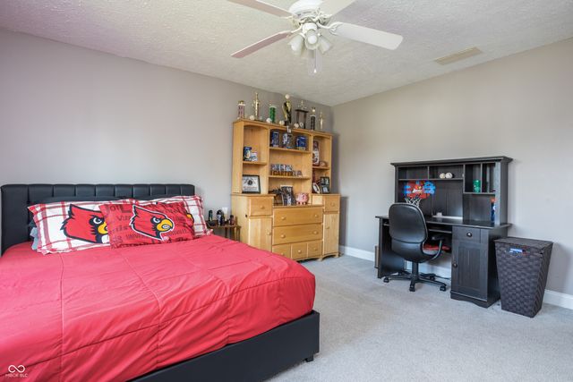 9904 Oak Ridge Drive, Zionsville, IN 46077